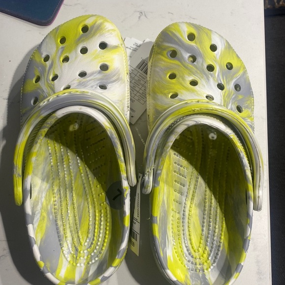 🆕🐊Crocs Classic Marbled Clogs, Size W 7, Citrus, Gray, & White - Picture 2 of 7